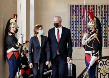 גנץ בביקור בזק בצרפת: הרגעת הרוחות וחיזוק הקשרים