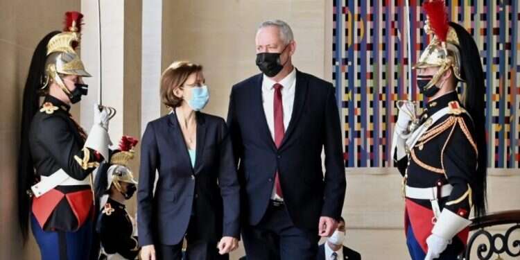 גנץ בביקור בזק בצרפת: הרגעת הרוחות וחיזוק הקשרים