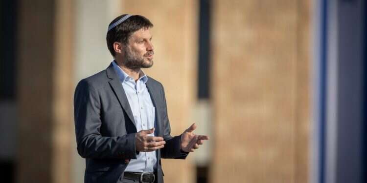 בצלאל סמוטריץ'. צילום: יונתן זינדל פלאש 90 בצלאל סמוטריץ': אני לא בקצה החרד"לי