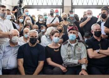 מאות מלווים את העיתונאי הוותיק רוני דניאל בדרכו האחרונה