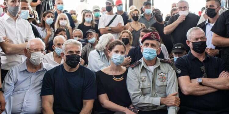 מאות מלווים את העיתונאי הוותיק רוני דניאל בדרכו האחרונה