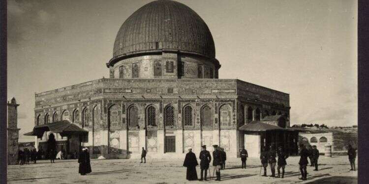 ניצבים במרכז התמונה: הגנרל אלנבי, כובש ירושלים מידי הטורקים והנסיך הבריטי ארתור, דוכס קונוט וסטראת'רן, 22.5.1918. צילום: ספריית הקונגרס האמריקני