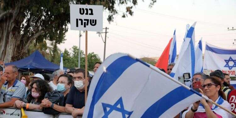 הפגנות נגד ממשלת בנט־לפיד. צילום: גדעון מרקוביץ עד 200 משתתפים: ההפגנות מחוץ לביתו של בנט ברעננה יוגבלו