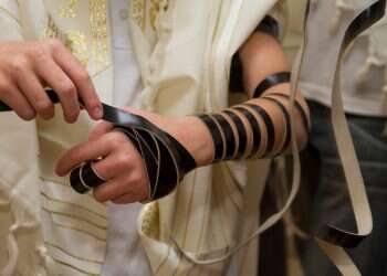 פנייה למשרד החינוך: מנהל חטיבה אסר על תלמידים להניח תפילין בביה"ס