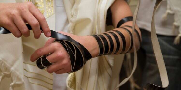 פנייה למשרד החינוך: מנהל חטיבה אסר על תלמידים להניח תפילין בביה"ס