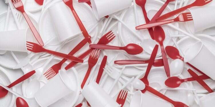 כלי פלסטיק חד פעמיים. צילום: שאטרסטוק במסגרת תוכנית להפחתת שימוש בכלים חד פעמיים, יוטל מס על רכישתם