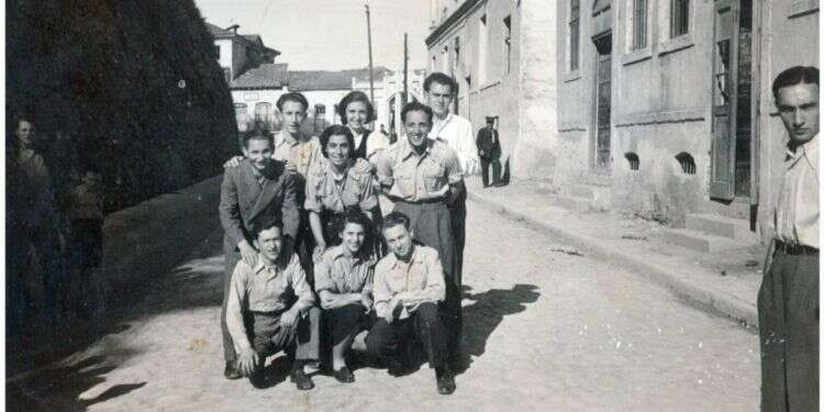 אסיפת מדריכים, השומר הצעיר מקדוניה, סקופיה, 1939 .
יעקב קלדרון עומד בשורה העליונה ראשון משמאל. צילום: אוסף משפחתי