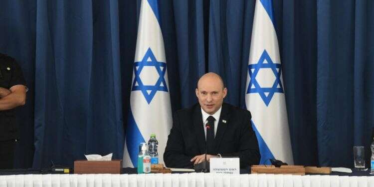 נפתלי בנט בישיבת הממשלה השבועית. צילום: עמוס בן גרשום, לע נפתלי בנט: "ההפגנות לא ינצחו את הדלתא, החיסונים כן"