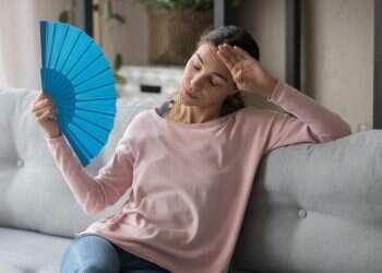 אשה עם מניפה