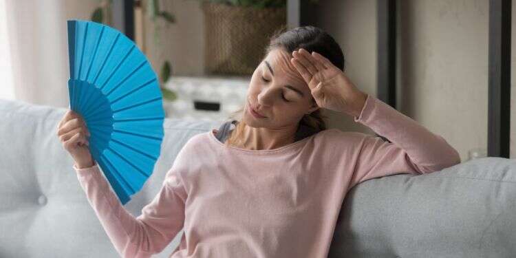 אילוסטרציה: שאטרסטוק אשה עם מניפה