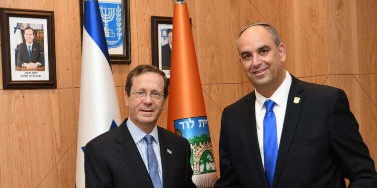 יאיר רביבו ונשיא המדינה יצחק הרצוג. צילום: עמוס בן גרשום, לע״מ הנשיא הרצוג: "אם יהיה דו קיום בלוד, יהיה דו קיום בישראל"