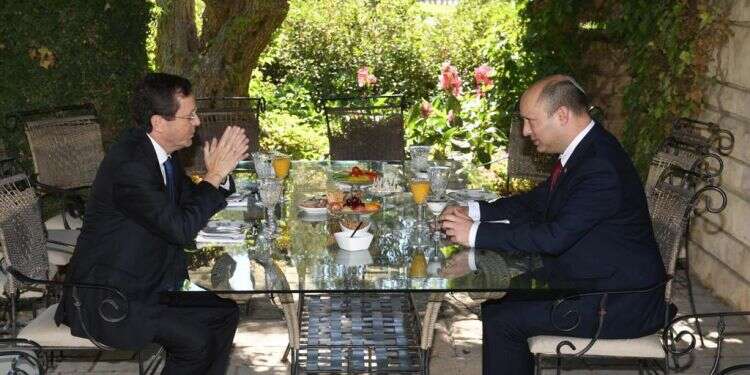 רה''מ בנט יחד עם נשיא המדינה הנכנס יצחק הרצוג. צילום: מארק ניימן, לע''מ "קוראים לאזרחים להתחסן": פגישת עבודה ראשונה של הרצוג ובנט