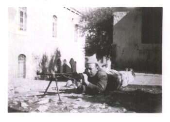 אברהם מיכאל קירשנבוים עם המקלע. צילום: באדיבות אלידע בר־שאול