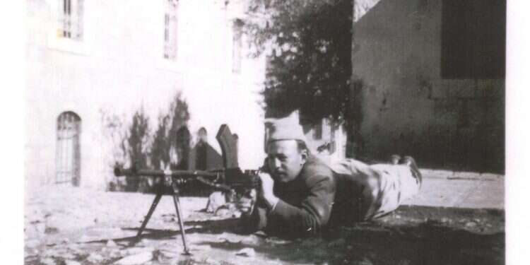 אברהם מיכאל קירשנבוים עם המקלע. צילום: באדיבות אלידע בר־שאול