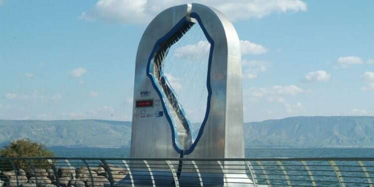 פסל מדיד מפלס הכנרת. צילום: לאון מינסטר שש הצעות לבילוי מושלם בעיר שעל שפת הכנרת