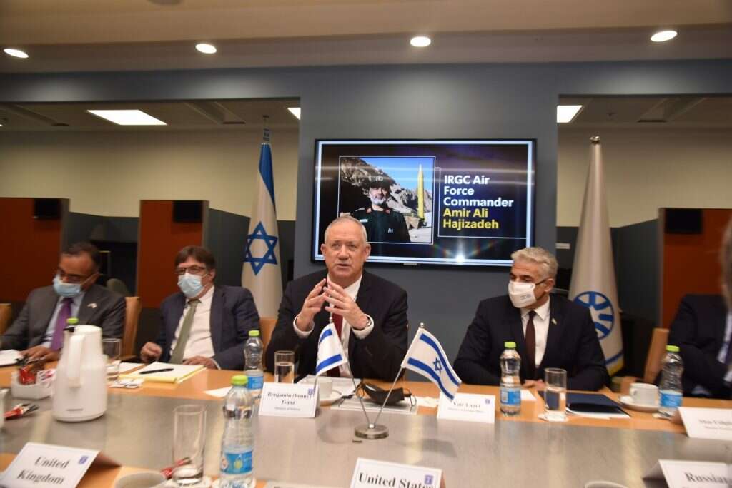 בני גנץ ויאיר לפיד בתדרוך שגרירים במשרד החוץ. צילום: משרד החוץ