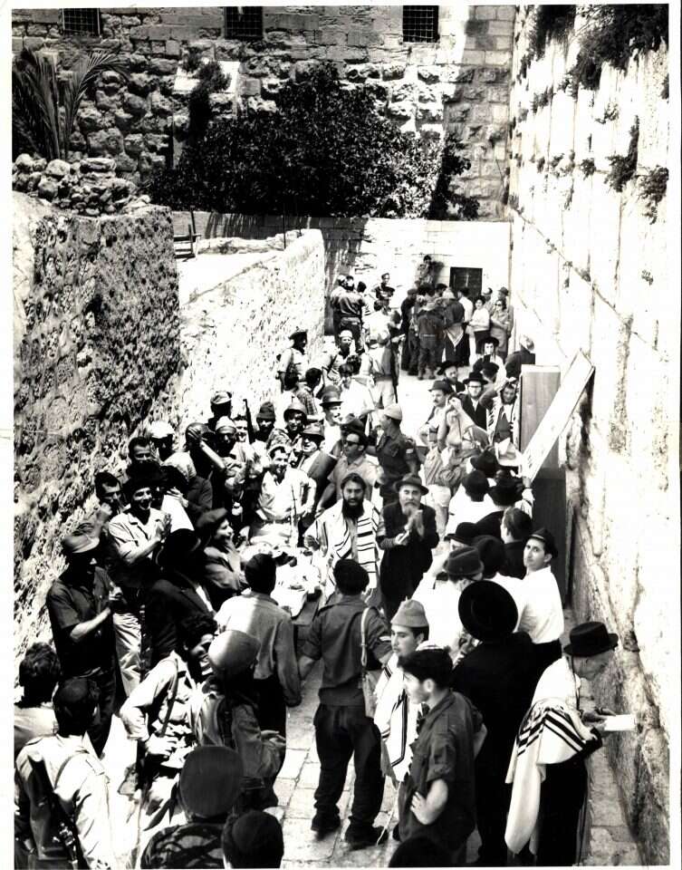 במרכז התמונה: הרב שמואל וינגרטן ובנו ידעיה הכהן בכותל, יומיים לאחר שחרורו. בתחתית התמונה מימין: אורי צבי גרינברג. צילום: באדיבות המשפחה