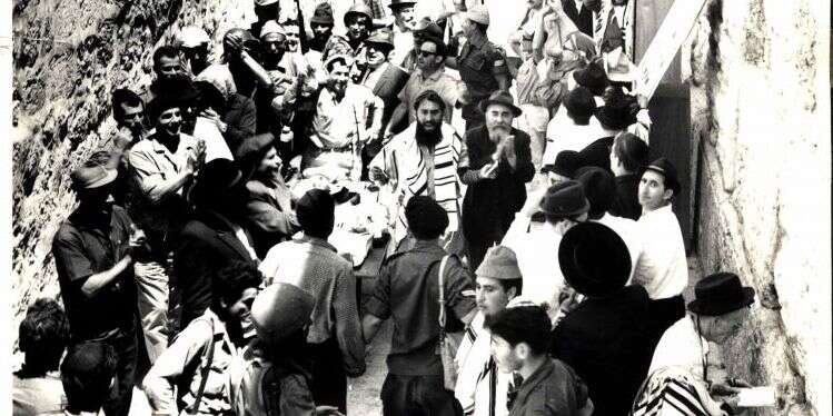 על עלייתם של אבי ידעיה הכהן וסבי הרב שמואל הכהן וינגרטן להר הבית, יומיים אחרי שחרורו