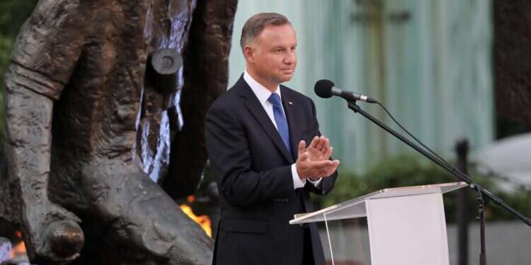 "אישרה חוק אנטישמי": ישראל הודיעה על החזרת השגריר בפולין