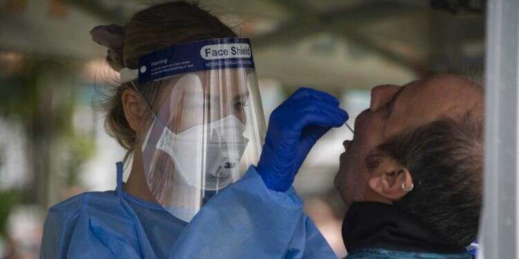 צילום: EPA דו"ח אמן: תסמיני החיסון השלישי קלים