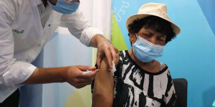 חיסון במנה השלישית בירושלים. צילום: EPA דו"ח אמ"ן: מחוסנים מדביקים הרבה פחות גם בזן דלתא