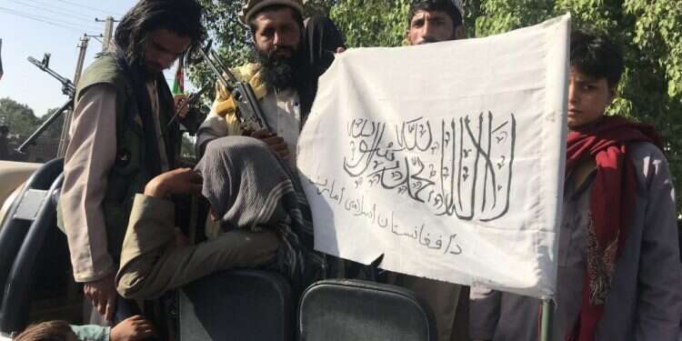 לוחמי טאליבן באפגניסטן. צילום: EPA הטאליבן מבקש להרגיע: "פותחים פרק חדש של סובלנות ודו-קיום"