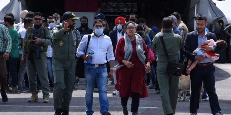 בחצות הלילה ובליווי האויב, ההודים נמלטו מאפגניסטן