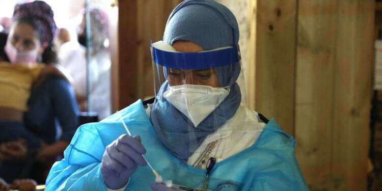 בדיקות קורונה מהירות בישראל. צילום: EPA חידוד נהלים: בדיקות מהירות חינמיות עד גיל 12 ושלושה חודשים