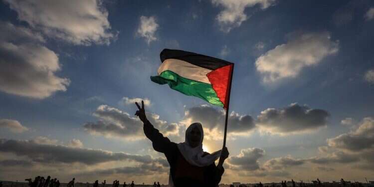 מתפרע פלסטיני על גבול רצועת עזה. צילום: EPA מרוסנים פעמיים: חמאס לא מעוניין בהסלמה, אך צה"ל מתכונן אליה