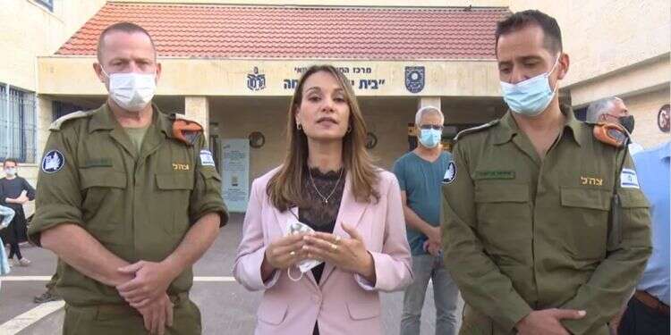 שרת החינוך יפעת שאשא־ביטון במתחם לבדיקות סרולוגיות בבית־שמש, השבוע. צילום: תקשורת שרת החינוך