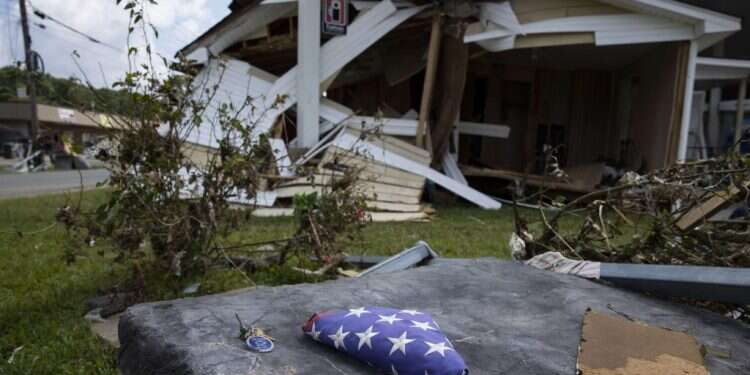 תוצאות השיטפונות בטנסי. צילום: EPA הצפות בטנסי: "היינו סנטימטרים מטביעה, חשבתי שאנחנו מתים"