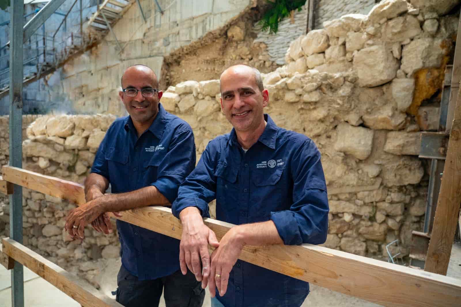 7.-מימין-לשמאל-דר'-ג'ו עוזיאל ואורטל כלף. צילום: יניב ברמן, רשות העתיקות