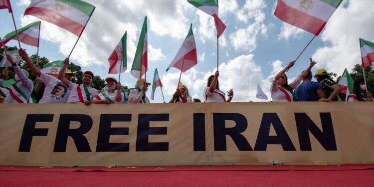 מחאה של המועצה הלאומית להתנגדות לאיראן (NCRI) נגד המשטר האיראני מול שער ברנדנבורג בברלין, יולי 2021. צילום: AFP תמיכה במורדים האתניים באיראן היא אינטרס ישראלי ברור