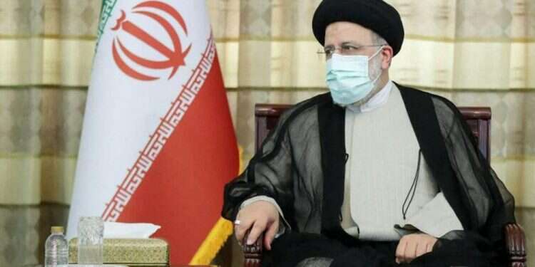 מה עומד מאחורי טקס המינוי של נשיא איראן?