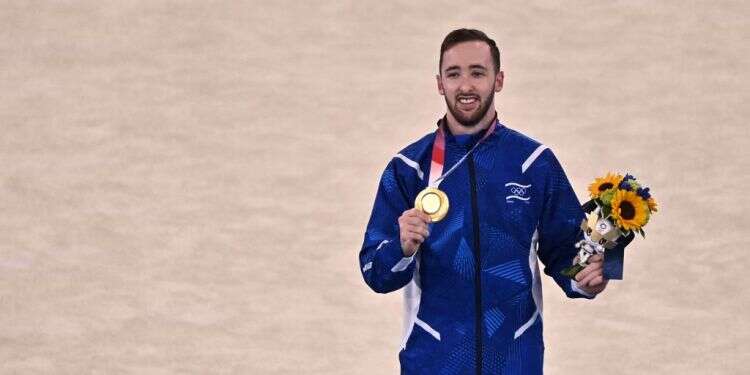 דולגופיאט לאחר הזכייה במדליית זהב אולימפית. צילום: AFP מדליית זהב שנייה בתולדות ישראל