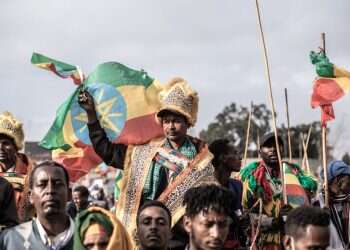 מפגינים מניפים דגלי אתיופיה במפגן תמיכה בצבא והתנגדות למורדים בתיגראי. צילום: AFP "האמון נשחק": המתיחות בין סודן לאתיופיה מסלימה שוב