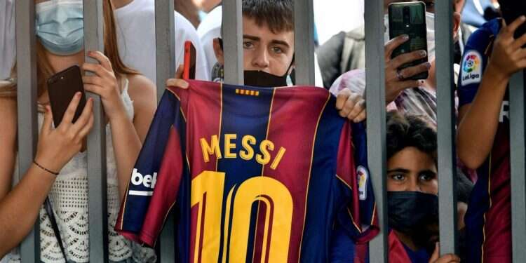 מעריצי מסי מחוץ לאצטדיון  יהיה קשה להיפרד מהחולצה של מסי בברצלונה, גם למסי יהיה קשה
