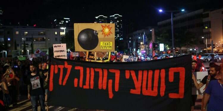 הפגנת מתנגדי חיסונים בתל-אביב. צילום: AFP "ליברטריאניזם" הפכה למילה נרדפת לכל דבר שהשמאל לא אוהב