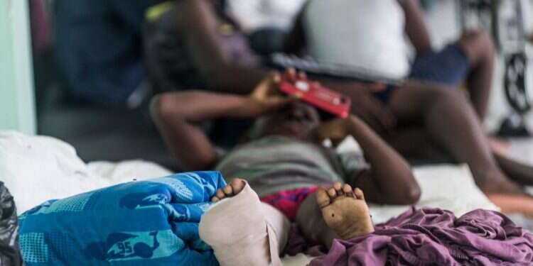 נפגעי רעידת האדמה בבית חולים בהאיטי. צילום: AFP מניין המתים בהאיטי עלה לכ-2,000; עשרות אלפי בתים נחרבו