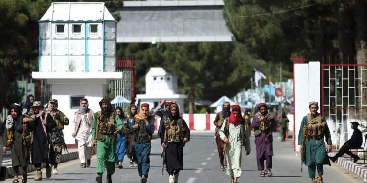 לוחמי טליבאן בכניסה לשדה התעופה בקאבול. צילום: AFP ארה"ב מתריעה: סיכוי גבוה לעוד פיגועי התאבדות בקאבול