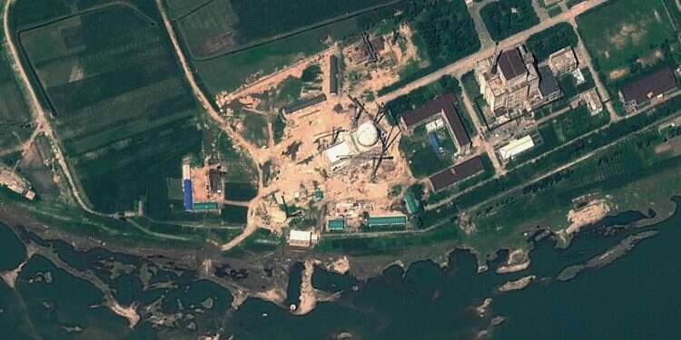 תמונת לווין של מרכז המחקר המדעי הגרעיני יונגביון בצפון קוריאה. צילום: AFP סבא"א מעריכה: צפון קוריאה חידשה הפעילות הגרעינית שלה