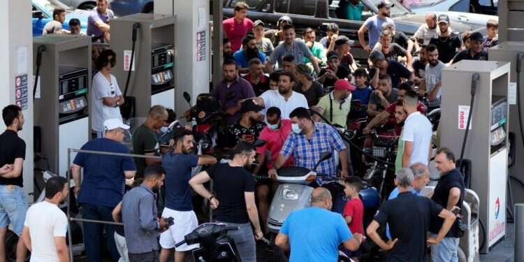 תור ארוך בתחנת דלק בלבנון. צילום: AP שלושה הרוגים במהומות דלק בלבנון