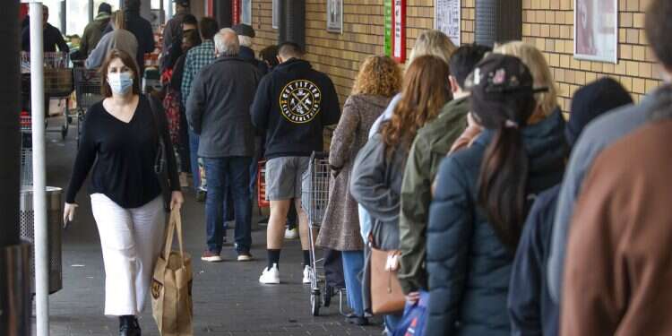 תושבי אוקלנד, ניו-זילאנד עומדים בתור לסופר כדי לרכוש מצרכים לקראת הסגר. צילום: AP ניו-זילנד הכריזה על סגר נוקשה – בעקבות נדבק אחד