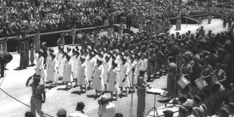 הוקרה חלקית. אחיות במצעד יום העצמאות ברמלה, 1954. צילום: טדי בראונר - לע