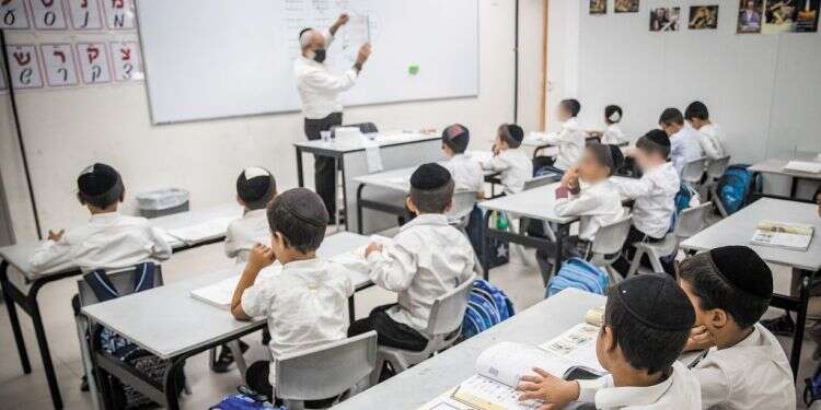 תלמוד תורה חרדי בירושלים. למצולמים אין קשר לכתבה. צילום: יונתן זינדל, פלאש 90 מגפת השרלטנות: ממשלת היח"צ של בנט עולה לנו בבריאות