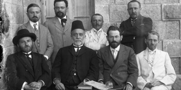 ועד הלשון שהקים אליעזר בן־יהודה  (יושב ראשון מימין), ירושלים תרע שומרי השפה: פני העברית לאן?