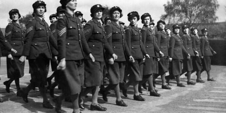 חיילות בריטיות במצעד, 1940 צילום: גטי אימג'ס