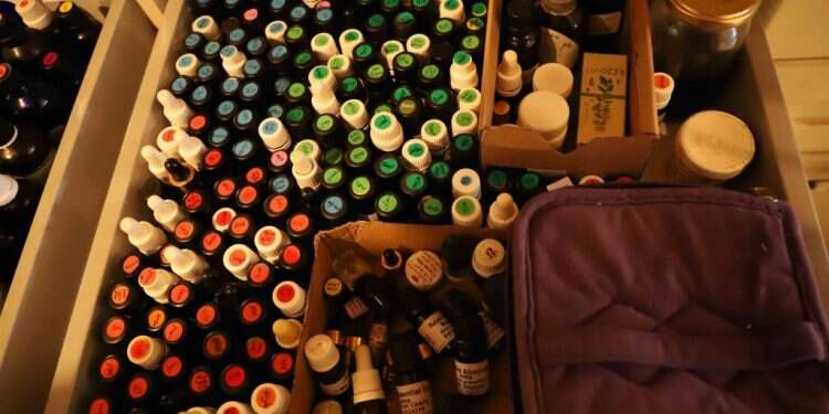 שמנים אתריים ותמציות צמחים ורכיבי טבע לבשמים. צילום: יעל (פרוינד) אברהם.  הפסקת אוהל: "אפשר לחיות גם בסטייל וגם בחיבור לאדמה"