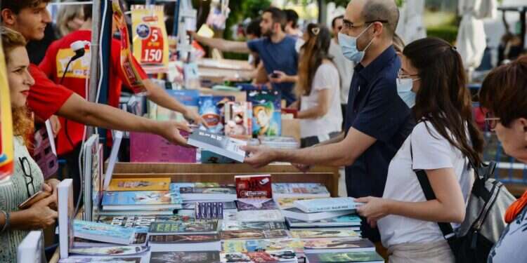 המוצר הכי נמכר בחנות הספרים הוא מטען לפלאפון. דוכני שבוע הספר. צילום: יהושע יוסף ליעד שהם מסביר למה הוא מעולם לא יהיה אלים כמו הרלן קובן