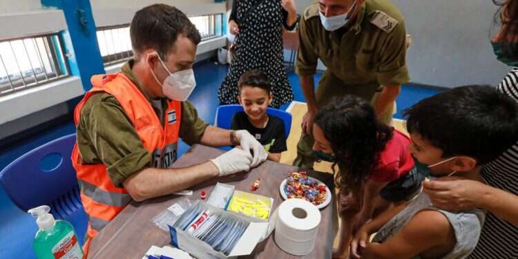 ילדי בית ספר בבדיקות סרולוגיות. צילום: אורן בן חקון לקראת 1 בספטמבר: זינוק במספר החולים במגזר החרדי, וכישלון במבצע הסרולוגי